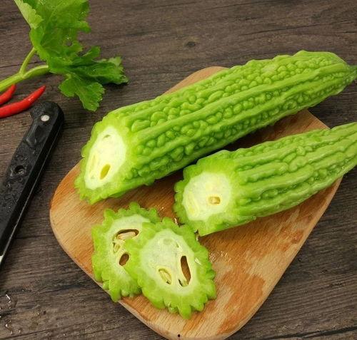 在窗户旁吃瓜,夏日悠闲时光的惬意体验